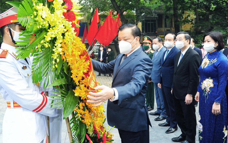 Lãnh đạo thành phố dâng hoa tại tượng đài “Quyết tử để Tổ quốc quyết sinh” - Ảnh 2