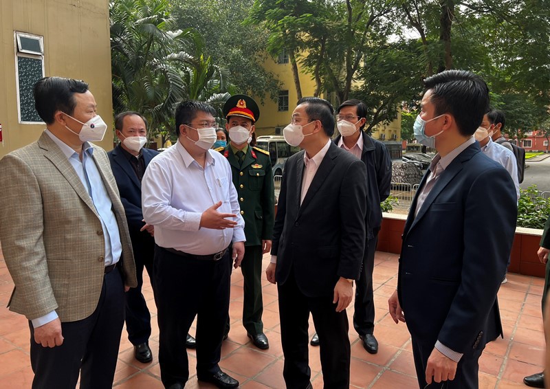 Chủ tịch UBND TP Chu Ngọc Anh kiểm tra khu điều trị F0 thể nhẹ và trạm y tế lưu động tại “điểm nóng” quận Đống Đa - Ảnh 1