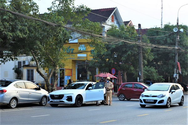 TP Hà Tĩnh: Xử lý hàng loạt phương tiện đậu, đỗ sai quy định - Ảnh 3