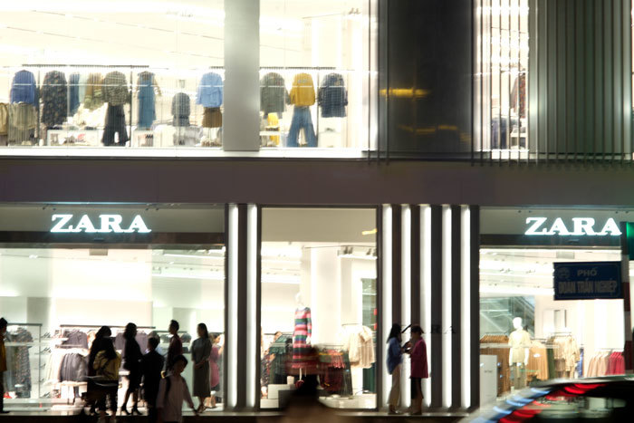 Chen chân mua sắm tại cửa hàng Zara đầu tiên ở Hà Nội - Ảnh 1