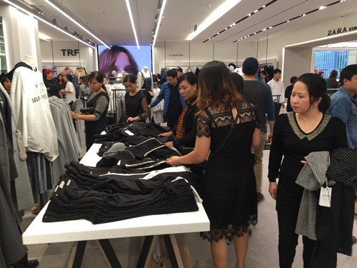 Chen chân mua sắm tại cửa hàng Zara đầu tiên ở Hà Nội - Ảnh 2
