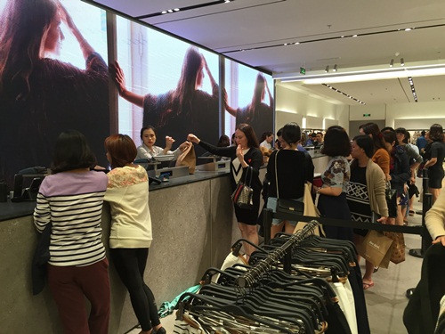 Chen chân mua sắm tại cửa hàng Zara đầu tiên ở Hà Nội - Ảnh 3
