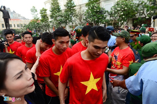 Sân Thống Nhất rực sắc đỏ đón các cầu thủ U23 Việt Nam - Ảnh 7
