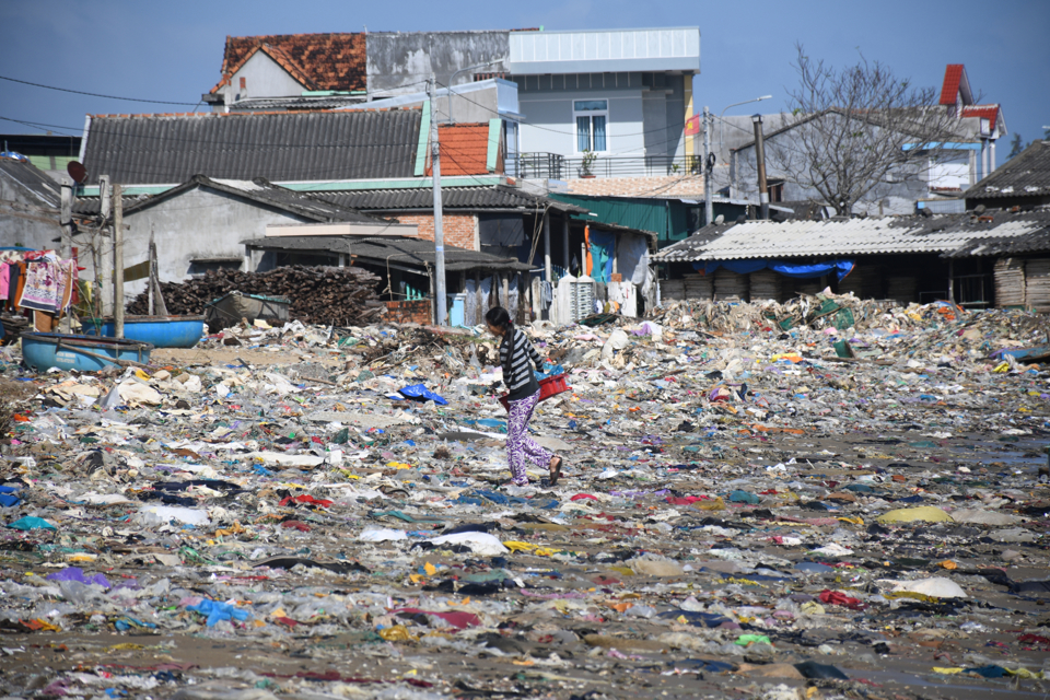 Quảng Ngãi: Bãi biển thành bãi rác - Ảnh 1