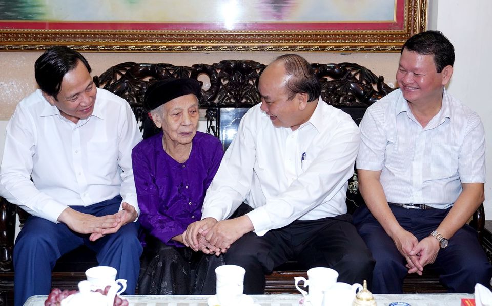 Chủ tịch nước Nguyễn Xu&acirc;n Ph&uacute;c thăm hỏi v&agrave; tặng qu&agrave; cho người c&oacute; c&ocirc;ng với c&aacute;ch mạng. Ảnh: Internet.