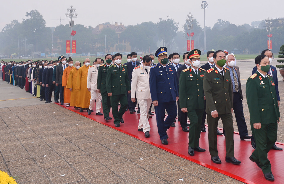 Lãnh đạo Đảng và Nhà nước vào Lăng viếng Chủ tịch Hồ Chí Minh - Ảnh 1