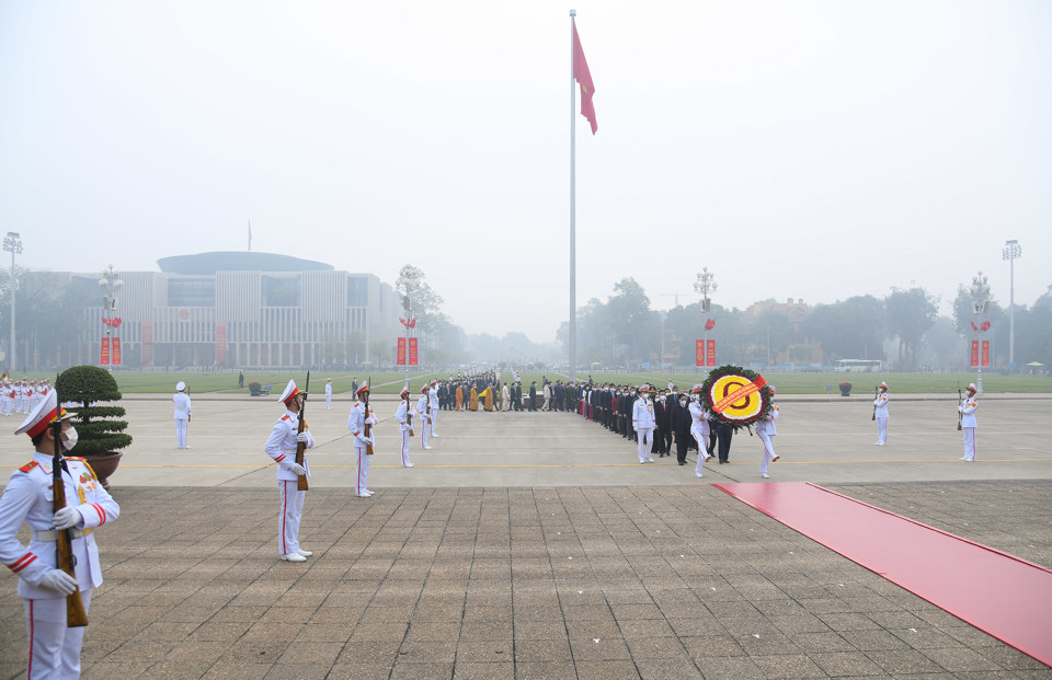 Lãnh đạo Đảng và Nhà nước vào Lăng viếng Chủ tịch Hồ Chí Minh - Ảnh 2