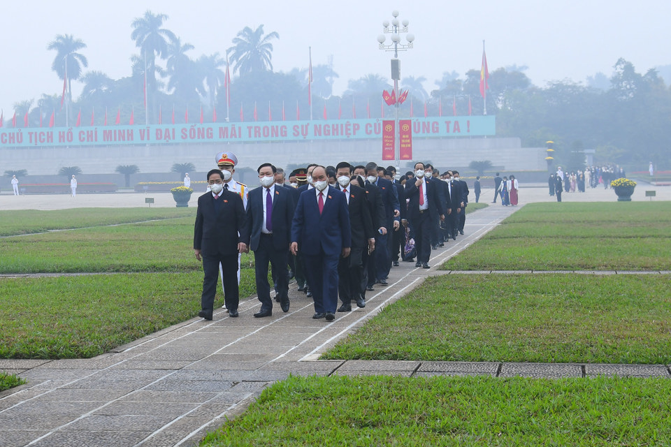 Lãnh đạo Đảng và Nhà nước vào Lăng viếng Chủ tịch Hồ Chí Minh - Ảnh 3