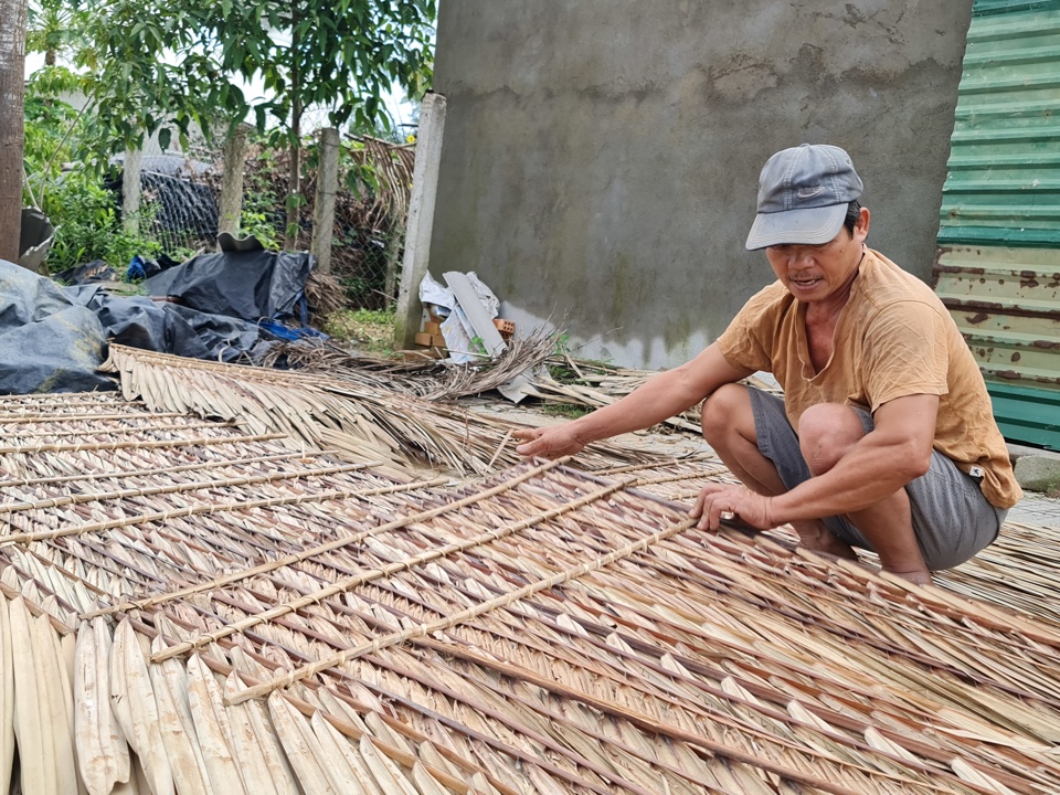 Nghề chằm l&aacute; dừa nước mang lại thu nhập cho nhiều hộ d&acirc;n x&atilde; Tịnh Kh&ecirc;.