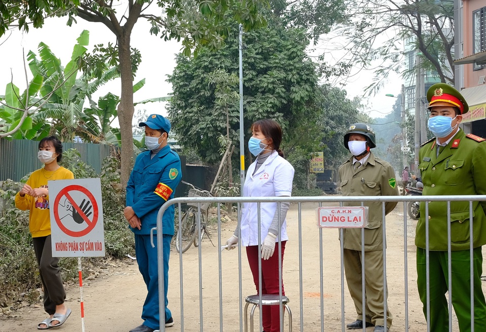 Một chốt kiểm so&aacute;t dịch tại thị trấn Đ&ocirc;ng Anh, huyện Đ&ocirc;ng Anh. Ảnh: Phạm H&ugrave;ng