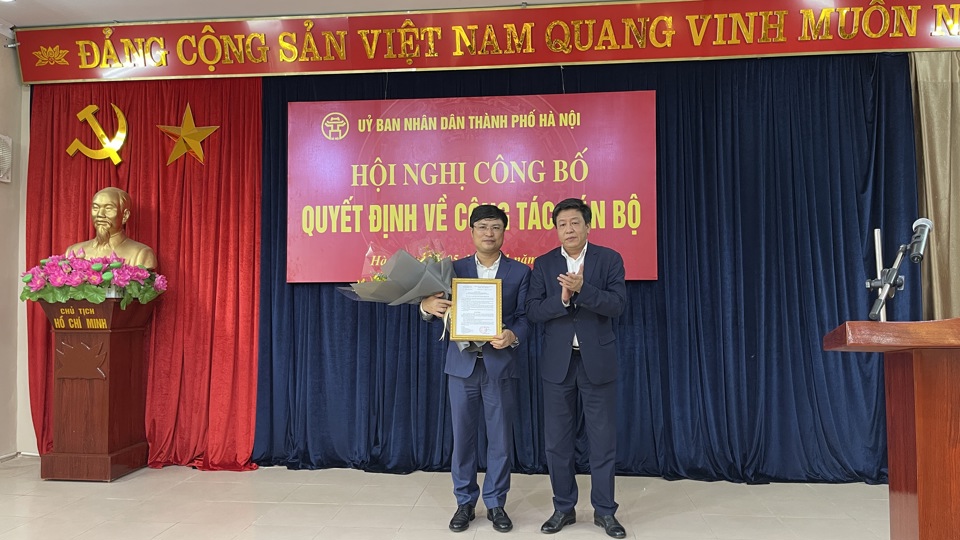 Ph&oacute; Chủ tịch Dương Đức Tuấn trao quyết định bổ nhiệm cho &ocirc;ng&nbsp;Nguyễn Ch&iacute; Cường.