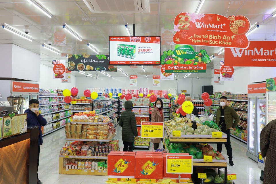 Kh&aacute;ch h&agrave;ng mua sắm tại cửa h&agrave;ng WinMart+ nhượng quyền tại Bắc Giang