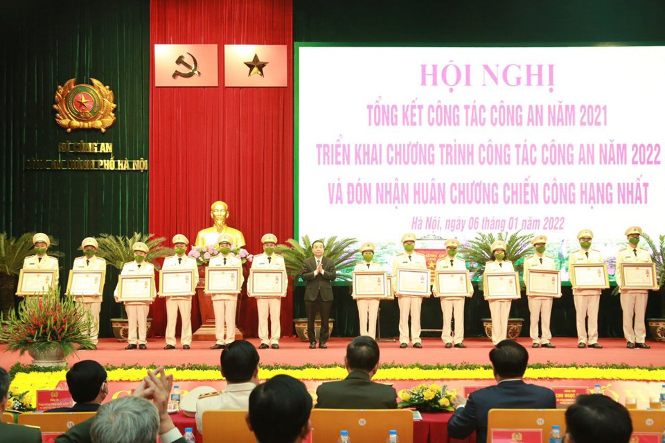Chủ tịch UBND TP H&agrave; Nội Chu Ngọc Anh trao Cờ thi đua của th&agrave;nh phố cho c&aacute;c đơn vị c&oacute; th&agrave;nh t&iacute;ch xuất sắc.