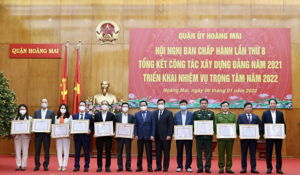 Quận ủy Ho&agrave;ng Mai tặng Giấy khen cho 11 Đảng bộ ho&agrave;n th&agrave;nh xuất sắc nhiệm vụ năm 2021.