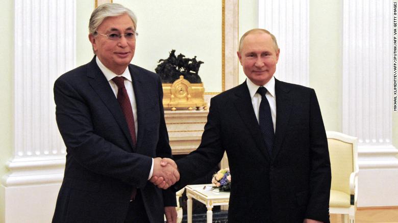 Tổng thống Nga Vladimir Putin tiếp đ&oacute;n người đồng cấp Kazakhstan Kassym-Jomart Tokayev tại Moscow, th&aacute;ng 8/2021. Ảnh: CNN