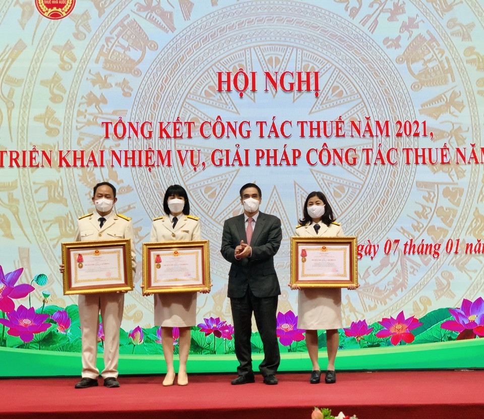 Thứ trưởng Bộ T&agrave;i ch&iacute;nh Trần Xu&acirc;n H&agrave; trao Hu&acirc;n chương Lao động Hạng Nh&igrave;, Hạng Ba của Chủ tịch nước CHXHCN Việt Nam cho c&aacute;c c&aacute; nh&acirc;n đạt th&agrave;nh t&iacute;ch cao của Cục Thuế TP H&agrave; Nội