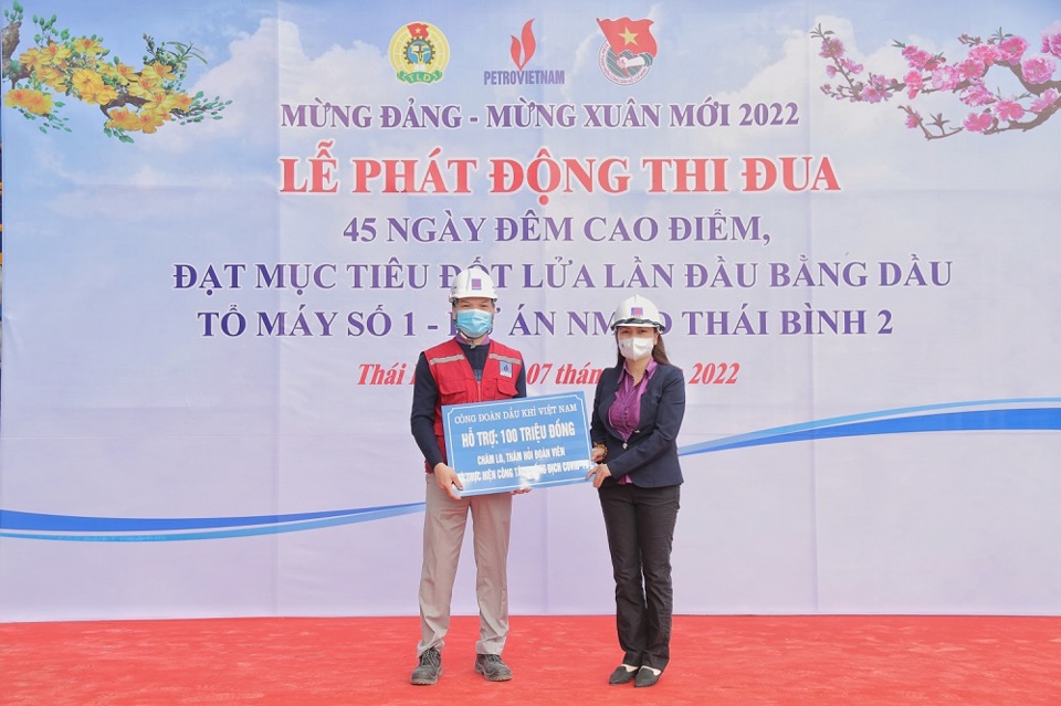 Chủ tịch CĐ DKVN Nghi&ecirc;m Thuỳ Lan trao hỗ trợ người lao động cho đại diện Ban QLDA ĐLDK Th&aacute;i B&igrave;nh 2.