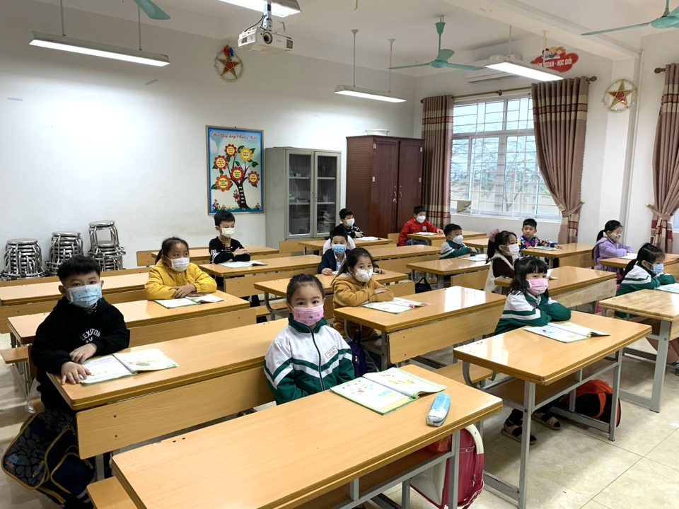 Học sinh trường Tiểu học Tân Hòa, huyện Quốc Oai đảm bảo ngồi giãn cách