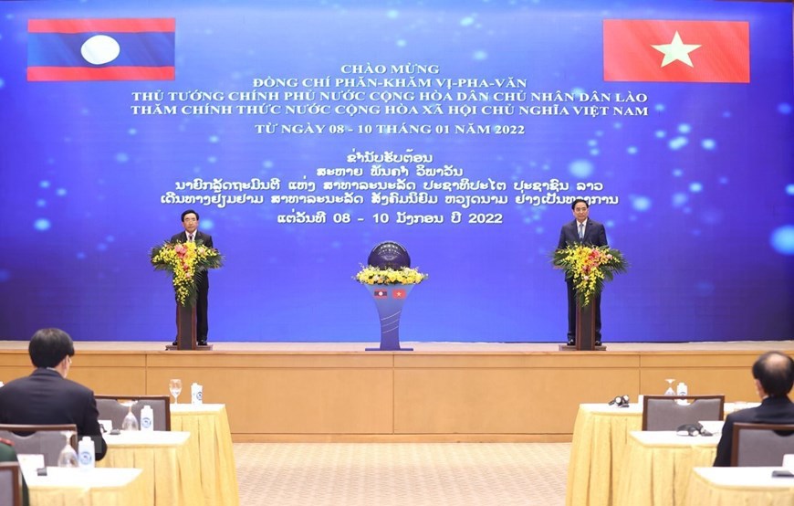Thủ tướng Phạm Minh Ch&iacute;nh v&agrave; Thủ tướng L&agrave;o Phankham Viphavanh. Ảnh: Dương Giang/TTXVN