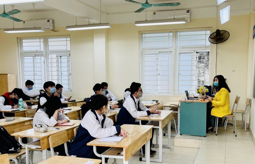 Học sinh lớp 12 trường THPT Trần Nhân Tông, quận Hai Bà Trưng