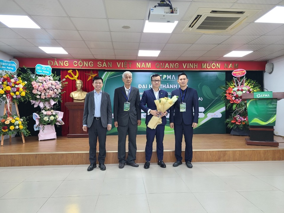 Uỷ viên BTV EPMA gồm 05, trong đó TS Nguyễn Lê Thăng Long, Phó Tổng Giám đốc Tập đoàn An Phát Holdings  ( ôm hoa) đã được Đại hội tín nhiệm cao bầu là Chủ tịch