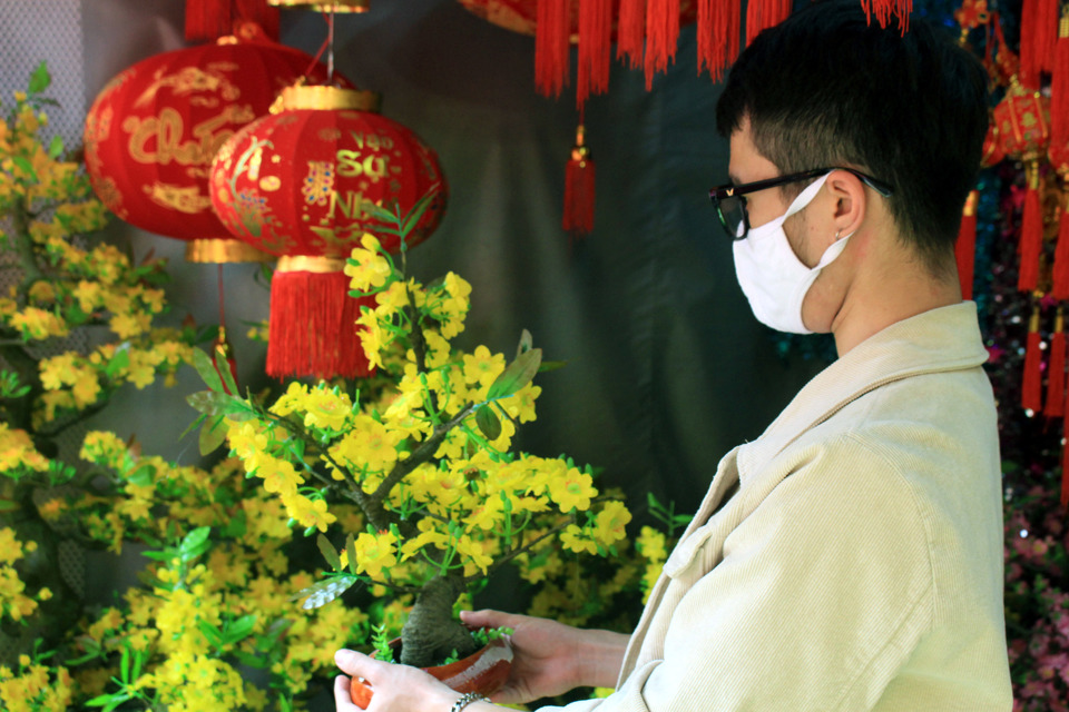 Người ti&ecirc;u d&ugrave;ng chọn mua hoa giả tr&ecirc;n phố Lương Văn Can (quận Ho&agrave;n Kiếm)