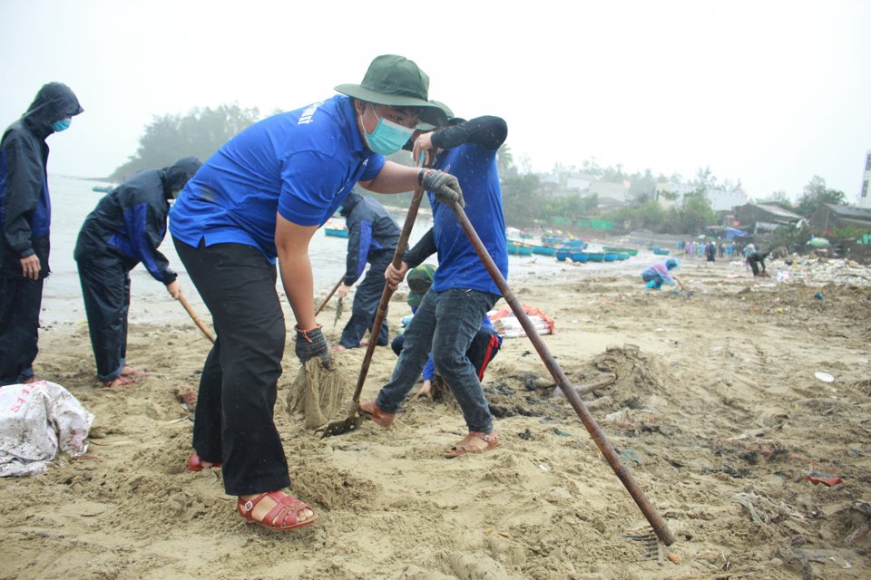 Đo&agrave;n vi&ecirc;n thanh ni&ecirc;n tham gia đợt ra qu&acirc;n.