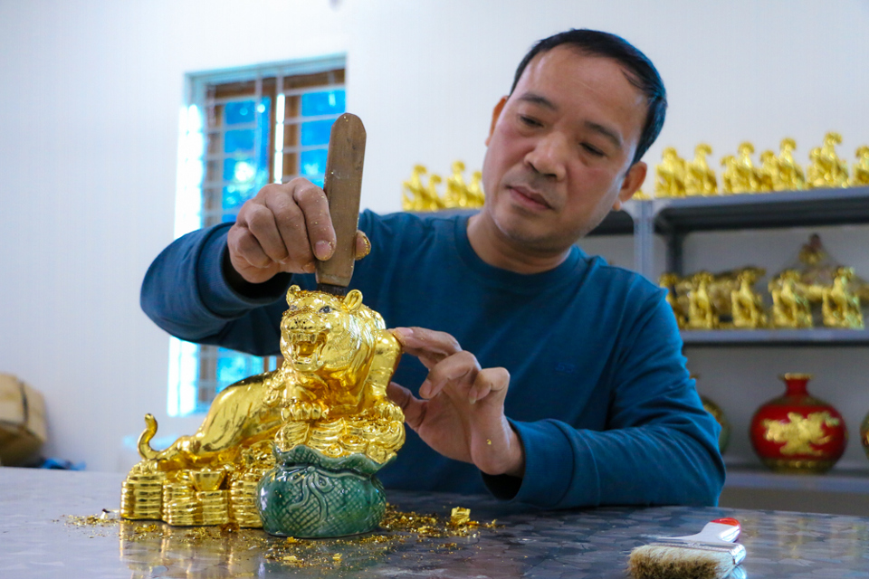 &Ocirc;ng Nguyễn Thi&ecirc;n H&ugrave;ng cho biết: "V&agrave;o năm con g&agrave;, con tr&acirc;u, con chuột&hellip; l&agrave; những con vật gần gũi với người d&acirc;n th&igrave; mọi người thường d&ugrave;ng l&agrave;m qu&agrave; tặng, vật kỷ niệm. Như năm nay, người d&acirc;n th&iacute;ch chơi hổ, v&igrave; con hổ l&agrave; con vật biểu tượng cho sức mạnh".