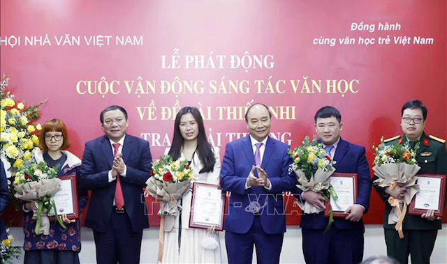 Chủ tịch nước Nguyễn Xu&acirc;n Ph&uacute;c trao giải thưởng cho c&aacute;c t&aacute;c giả trẻ lần thứ nhất. Ảnh: TTXVN.