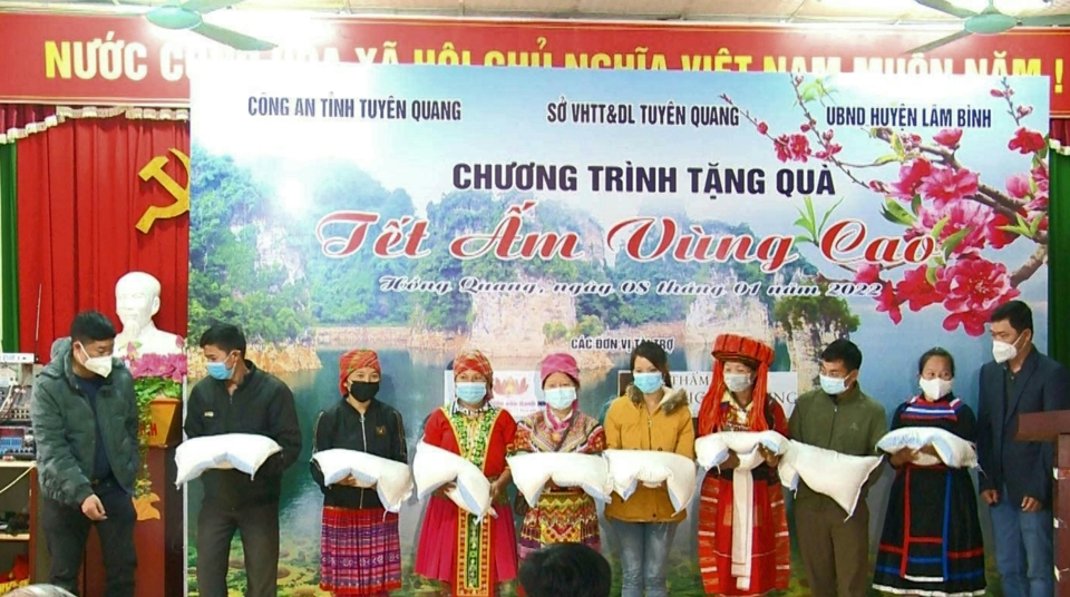 Những phần qu&agrave; &yacute; nghĩa được trao cho c&aacute;c gia đ&igrave;nh kh&oacute; khăn.