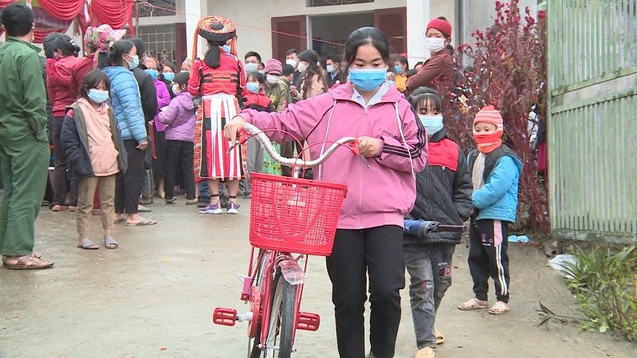 C&aacute;c em học sinh kh&oacute; khăn được tặng xe đạp tới trường.