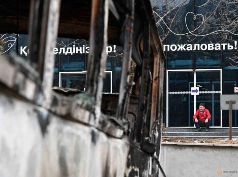 Một chiếc xe bị đốt ch&aacute;y trong cuộc biểu t&igrave;nh h&agrave;ng loạt do tăng gi&aacute; nhi&ecirc;n liệu ở Almaty, Kazakhstan, ng&agrave;y 9/1/2022. Ảnh: Reuters