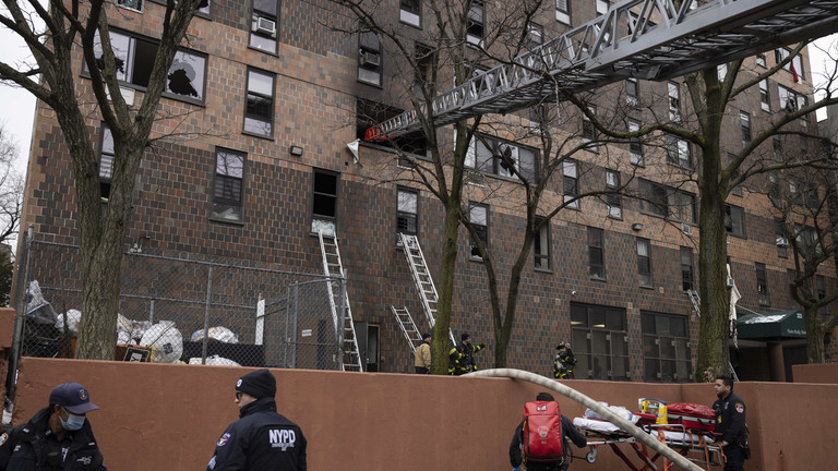 Chung cư 19 tầng ở New York bốc ch&aacute;y khiến &iacute;t nhất 19 người chết. Ảnh: RT