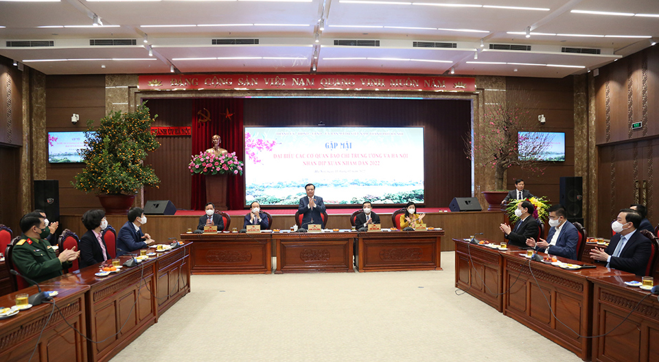 Bí thư Thành ủy Đinh Tiến Dũng và các đồng chí lãnh đạo TP Hà Nội chủ trì buổi gặp mặt. Ảnh: Thanh Hải