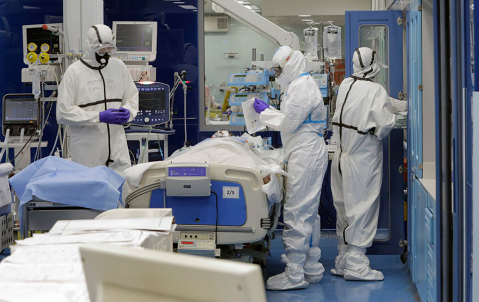 Điều trị cho bệnh nhân mắc Covid-19 tại Bệnh viện Pirogov,Thủ đô Sofia (Bulgaria). Ảnh: AFP