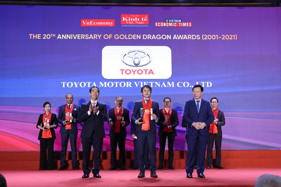 Toyota Việt Nam l&agrave; doanh nghiệp &ocirc; t&ocirc; duy nhất nhận Giải thưởng Rồng V&agrave;ng trong hạng mục 10 doanh nghiệp FDI ph&aacute;t triển bền vững.