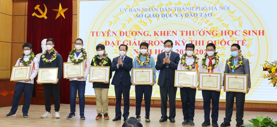 Giám đốc Sở GD&ĐT Trần Thế Cương và Phó Giám đốc Sở GD&ĐT Phạm Xuân Tiến trao Giấy khen cho các HS xuất sắc đoạt giải
