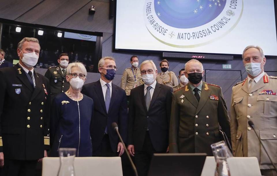 C&aacute;c quan chức NATO v&agrave; Nga tại cuộc họp. Ảnh: EPA