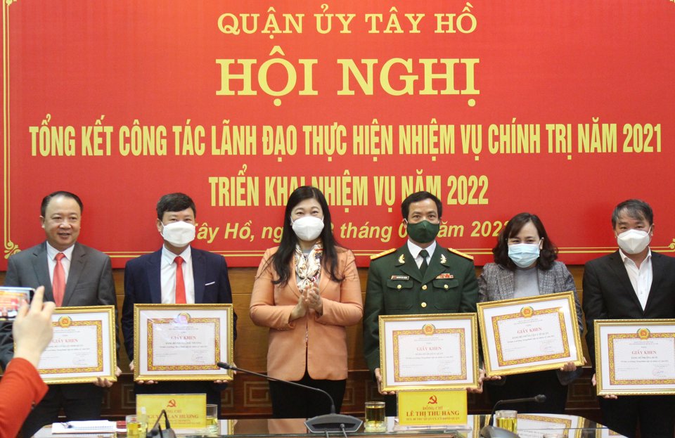 Chủ tịch Ủy ban MTTQ Việt Nam TP H&agrave; Nội Nguyễn Lan Hương trao khen thưởng cho c&aacute;c cơ sở đảng ho&agrave;n th&agrave;nh xuất sắc nhiệm vụ.
