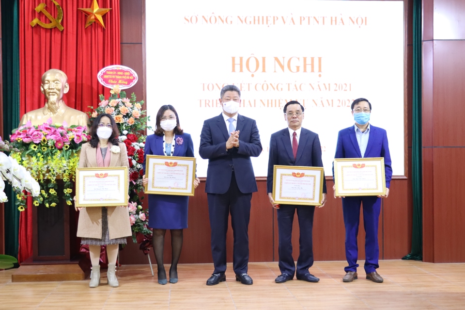 Ph&oacute; Chủ tịch UBND TP Nguyễn Mạnh Quyền trao thưởng cho c&aacute;c c&aacute; nh&acirc;n. Ảnh: &Aacute;nh Ngọc