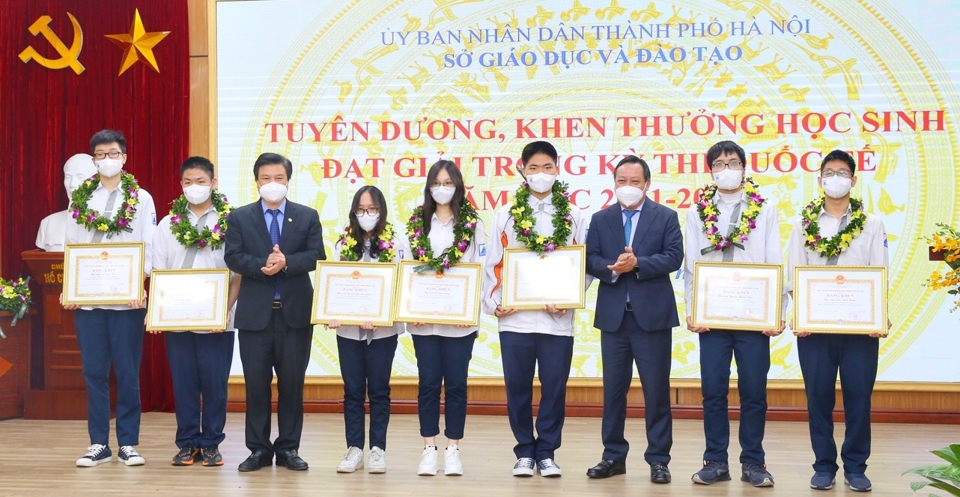 Thứ trưởng Bộ GD&ĐT Nguyễn Hữu Độ và Phó Bí thư Thành ủy Hà Nội Nguyễn Văn Phong trao Bằng khen của UBND TP Hà Nội cho HS đoạt Huy chương Vàng các kỳ thi quốc tế 2021