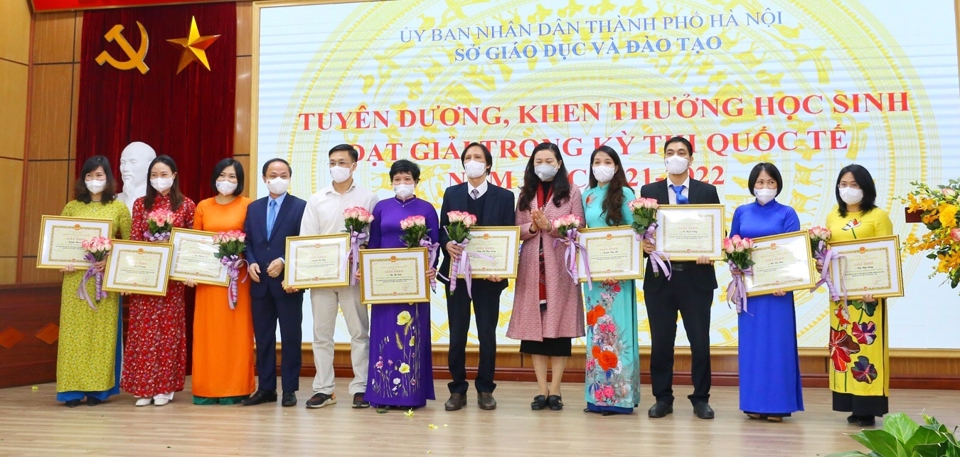Phó Giám đốc Sở GD&ĐT Nguyễn Quang Tuấn và Trần Lưu Hoa trao Giấy khen cho các thầy cô lãnh đội và trực tiếp bồi dưỡng đội tuyển