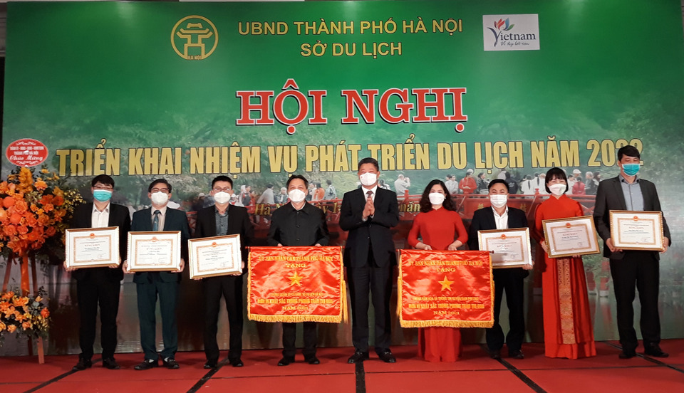 Ph&oacute; Chủ tịch UBNDTP H&agrave; Nội Nguyễn Mạnh Quyền trao tặng cờ thi đua v&agrave; bằng khen cho tập thể, c&aacute; nh&acirc;n Sở Du lịch H&agrave; Nội