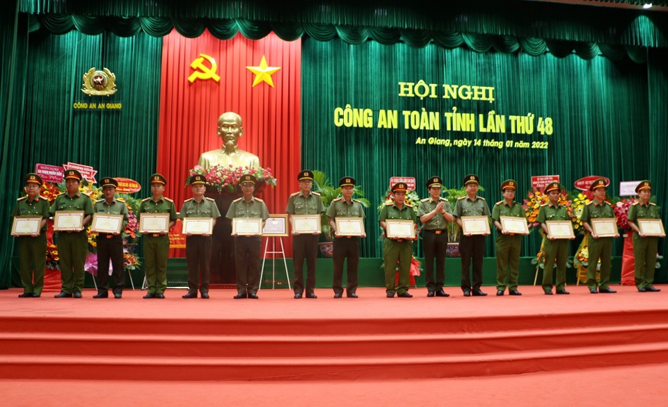 Thượng tướng Lương Tam Quang &ndash; Thứ trưởng Bộ C&ocirc;ng an trao Bằng khen của Bộ C&ocirc;ng an cho c&aacute;c tập thể, c&aacute; nh&acirc;n c&oacute; th&agrave;nh t&iacute;ch xuất sắc.