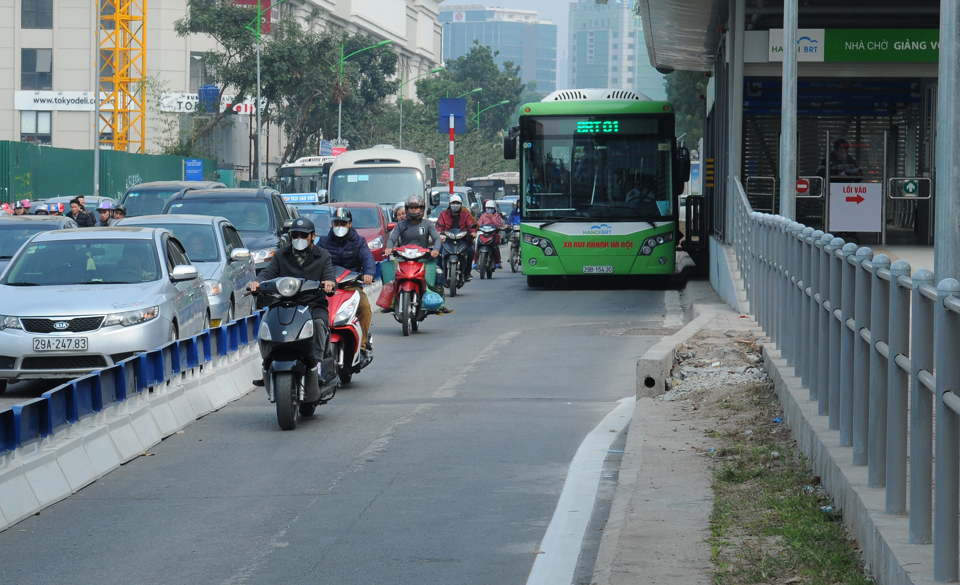 C&aacute;c phương tiện lấn v&agrave;o l&agrave;n BRT tr&ecirc;n đường Giảng V&otilde;, quận Ba Đ&igrave;nh. Ảnh: Phạm H&ugrave;ng