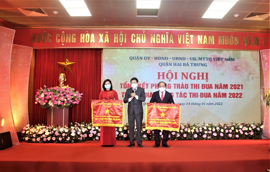 Ph&oacute; Chủ tịch UBND TP H&agrave; Nội Dương Đức Tuấn trao Cờ thi đua của TP cho 2 tập thể