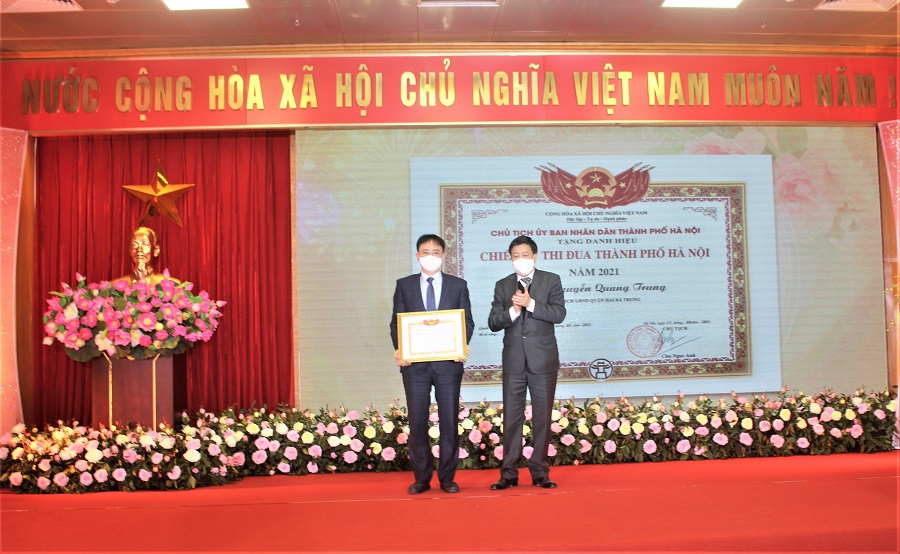 Ph&oacute; Chủ tịch UBND TP H&agrave; Nội Dương Đức Tuấn trao danh hiệu Chiến sĩ thi đua cấp TP cho Chủ tịch UBND quận Hai B&agrave; Trưng Nguyễn Quang Trung.