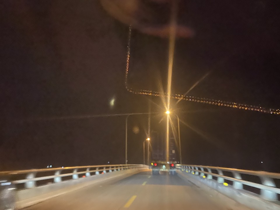 Lợi dụng đêm vắng xe container trên 4 trục vẫn qua cầu Quang Thanh dù đã có biển cấm