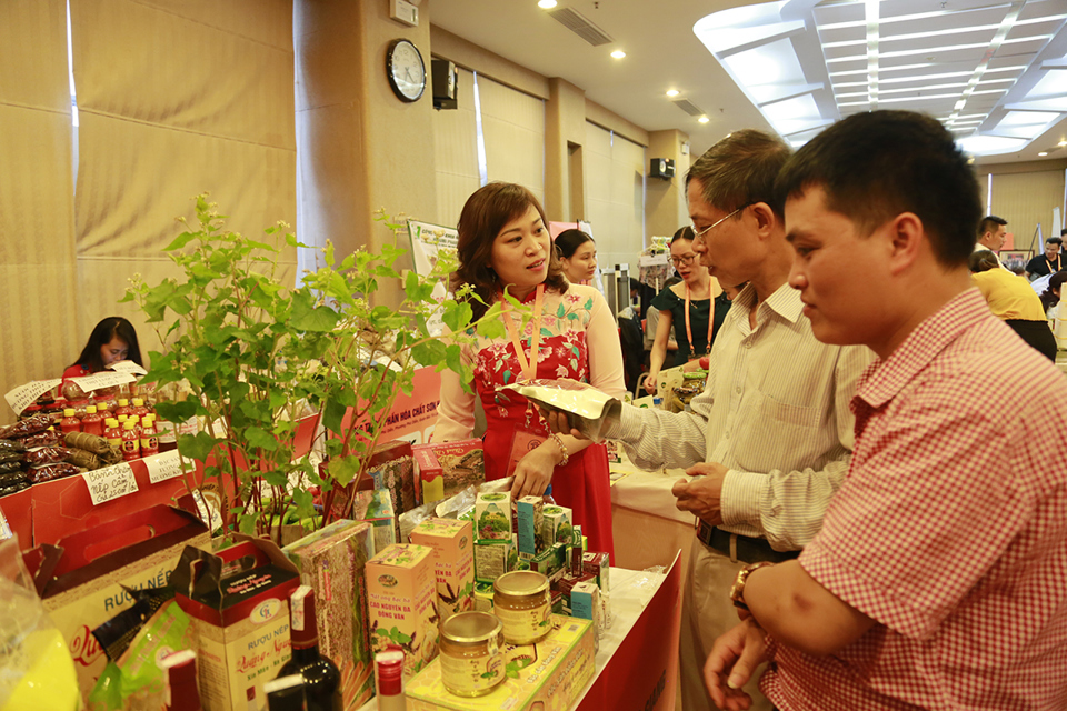 Khách hàng xem sản phẩm OCOP được tổ chức tại Hà Nội. Ảnh: Hải Linh