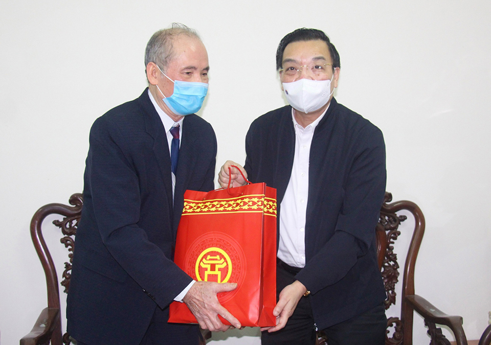 Chủ tịch UBND TP Chu Ngọc Anh thăm, tặng qu&agrave; Tết cho thương binh L&ecirc; B&aacute; Hựu.&nbsp;